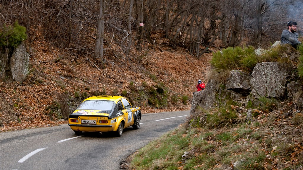 Start nr. 144, Per Vilslev og Erik Andersen kører den fine Opel Kadett fra 1977.
(Foto: Viggo Johansen, rallypics.dk)